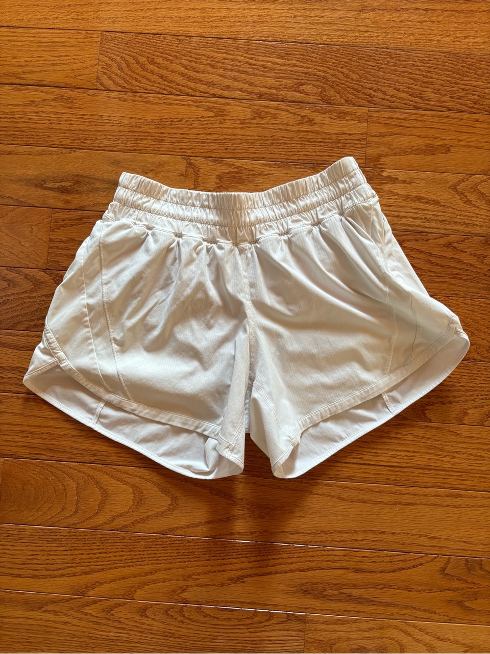 Lululemon Shorts Women’s 8 White Hotty Hot II Long 4" Inseam Stash Pocket Lined